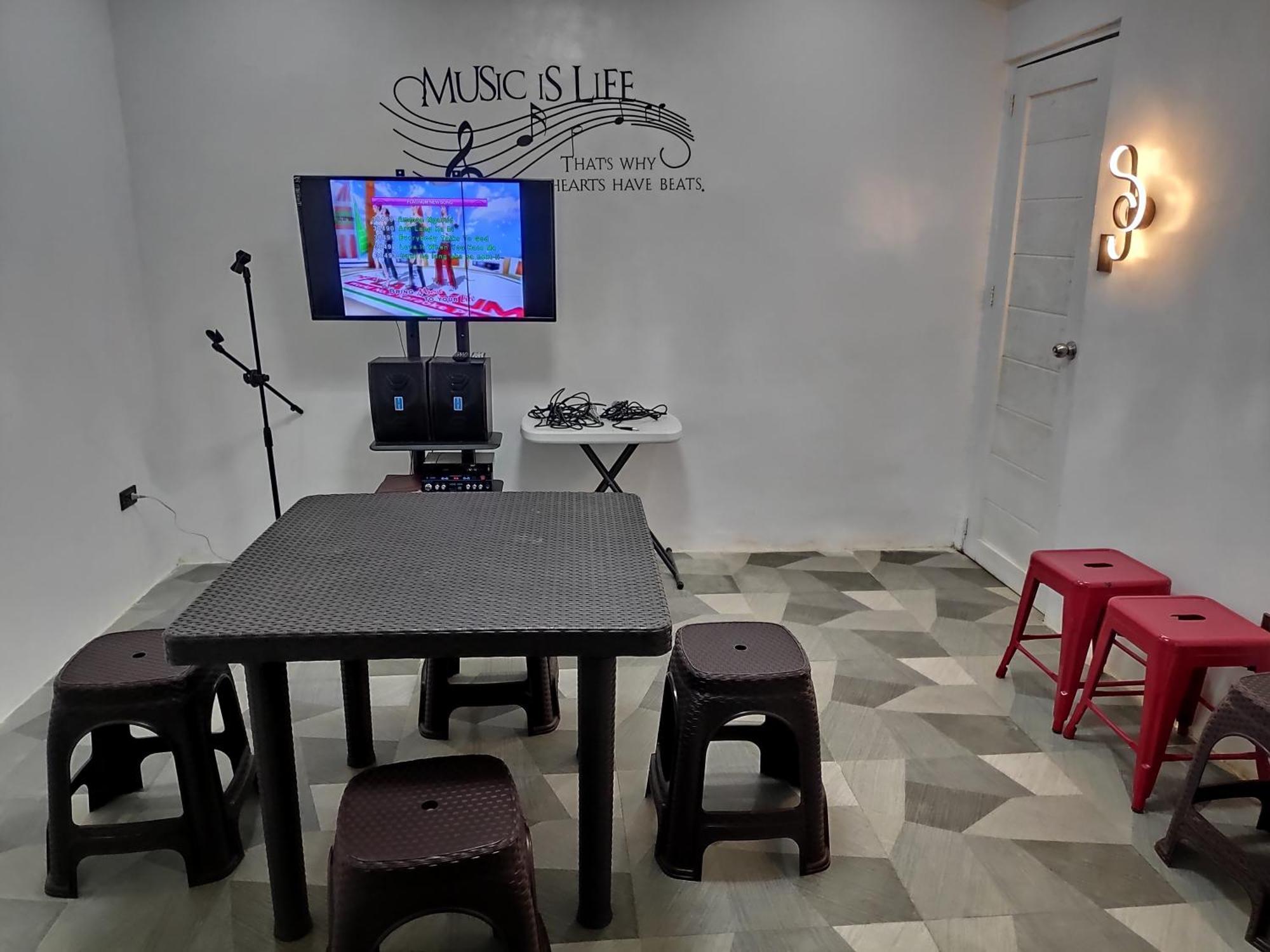 Tagaytay Staycation By Naya And Darla W Free Swimming Pool, Wifi & Netflix Tagaytay City Bagian luar foto